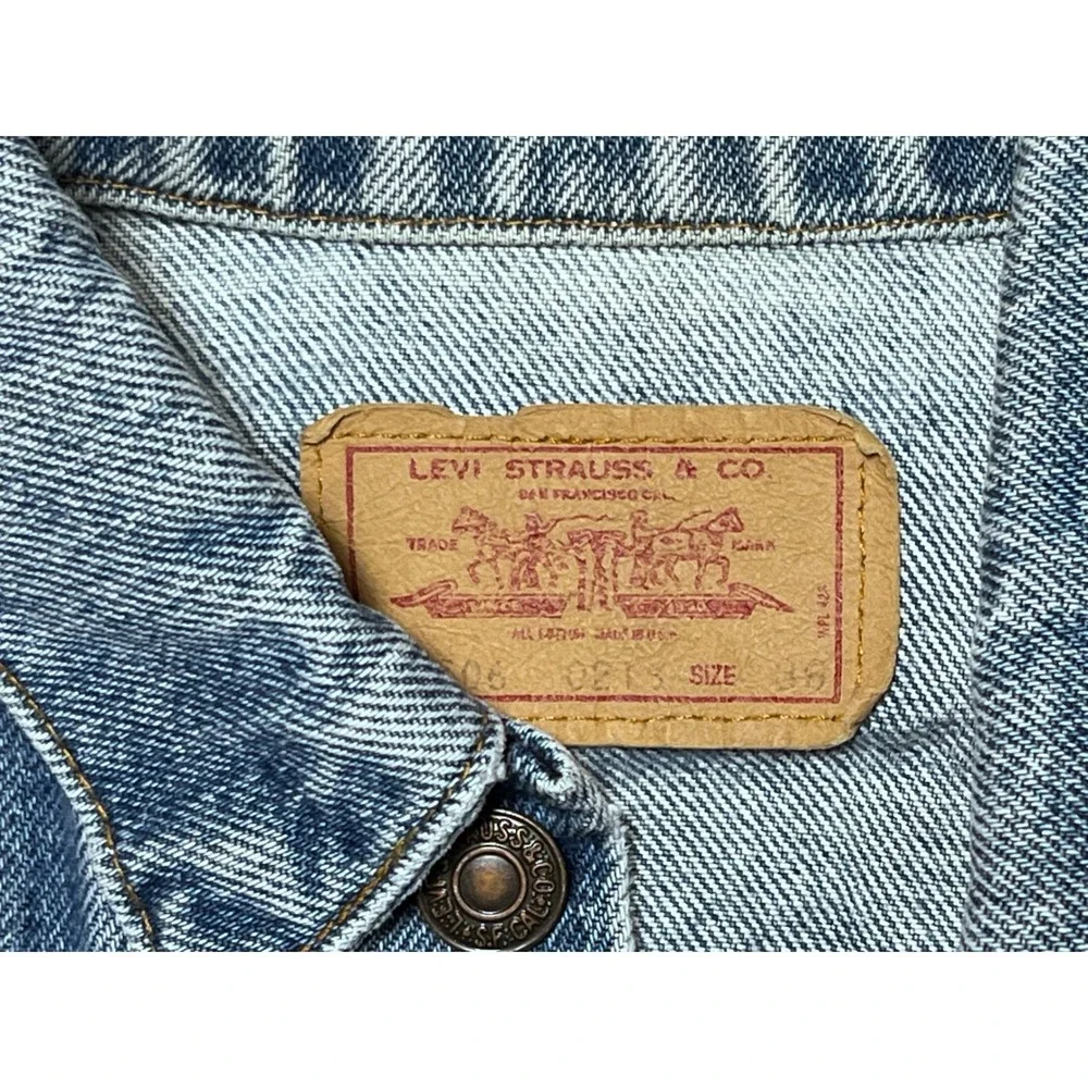 Vintage Levis Denim Trucker‎ Jacket Distressed Blue Mens Size 38 70507-0218 USA